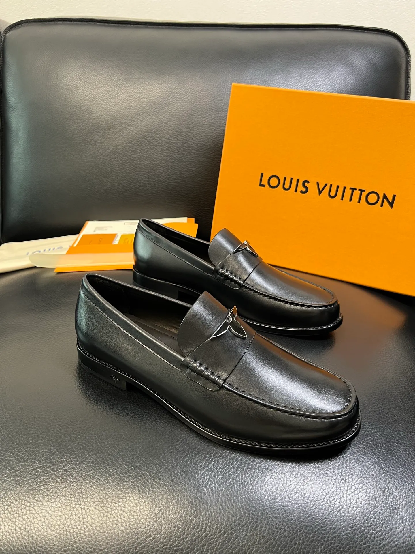 Men's shoes 💰920 Lv high quality top crafts Louis Vuitton leather shoes counter synchronized with original factory configuration, uppers imported from Italy, imported water-dyed cowhide lining, soles: original genuine leather soles specially provided by the original factory, original factory and single goods, welcome to compare, code number 39-44 (customized 38 45 46)